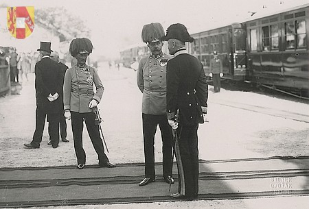 Vlevo Oskar Potiorek, napravo František Ferdinand a místodržitel hrabě Attems-Heiligenkreuz. 